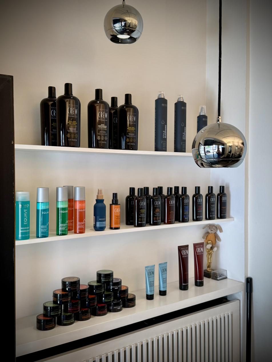 Pflegeprodukte von Revlon und American Crew im Regal